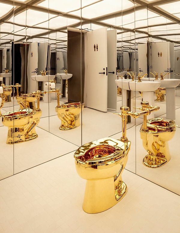 Müzayede de kavramsal sanatın ikonik örneklerinden Altın Klozet de satış rekoru kırdı!