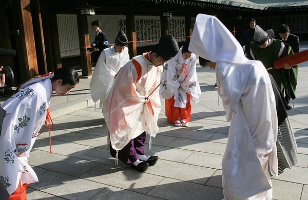 Eğilme geleneği, modern Japon çiftleri tarafından da manevi bir bağlılık ifadesi olarak sürdürülüyor.