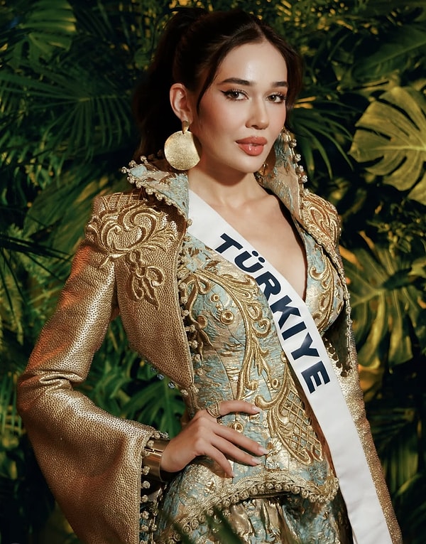 Ülkemizi Miss Universe Türkiye birincisi Ceren Arslan’ın temsil ettiği 2025 Kainat Güzellik Yarışması’nda sular durulmuyor.