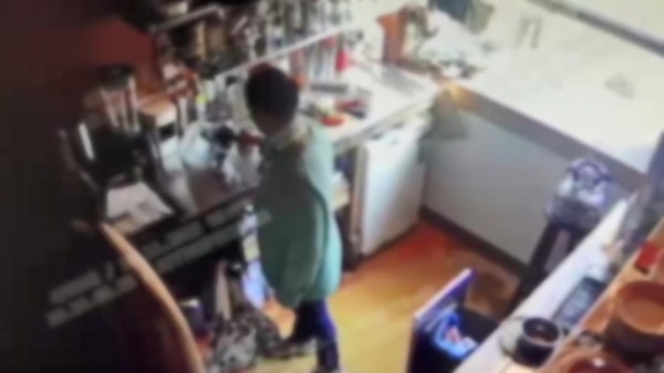 Kafede çalışmamasına rağmen deterjanlı kahveyi yapan Münire A., işletme sahibine yardım olsun diye kahveye yaptığını söyledi.