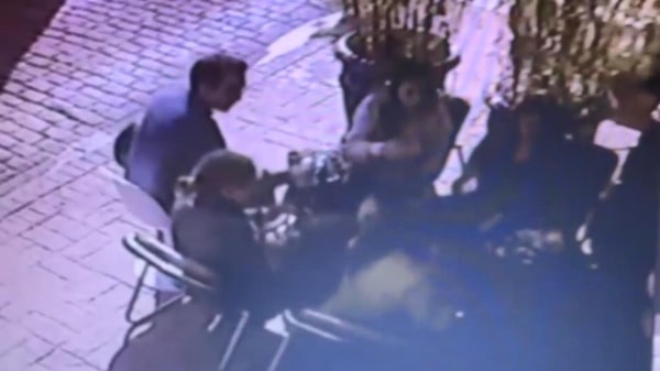 Olay olduktan sonra keçeli kalemle tezgahtaki sıvıların üzerine “deterjan” yazmış.