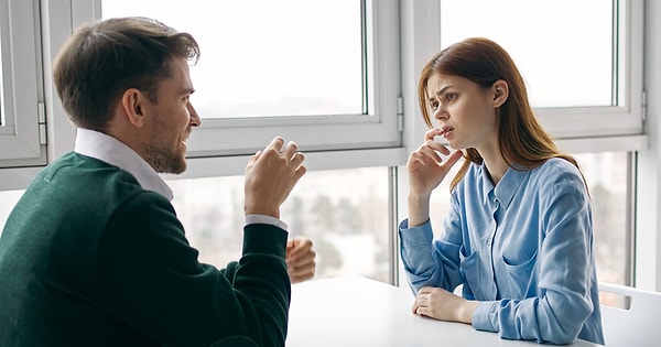 Göz temasının anlamı kültürden kültüre büyük değişiklik gösterir.