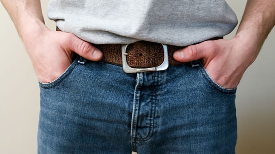 The Hidden Meaning of Walking with Your Hands in Your Pockets According to Psychology!