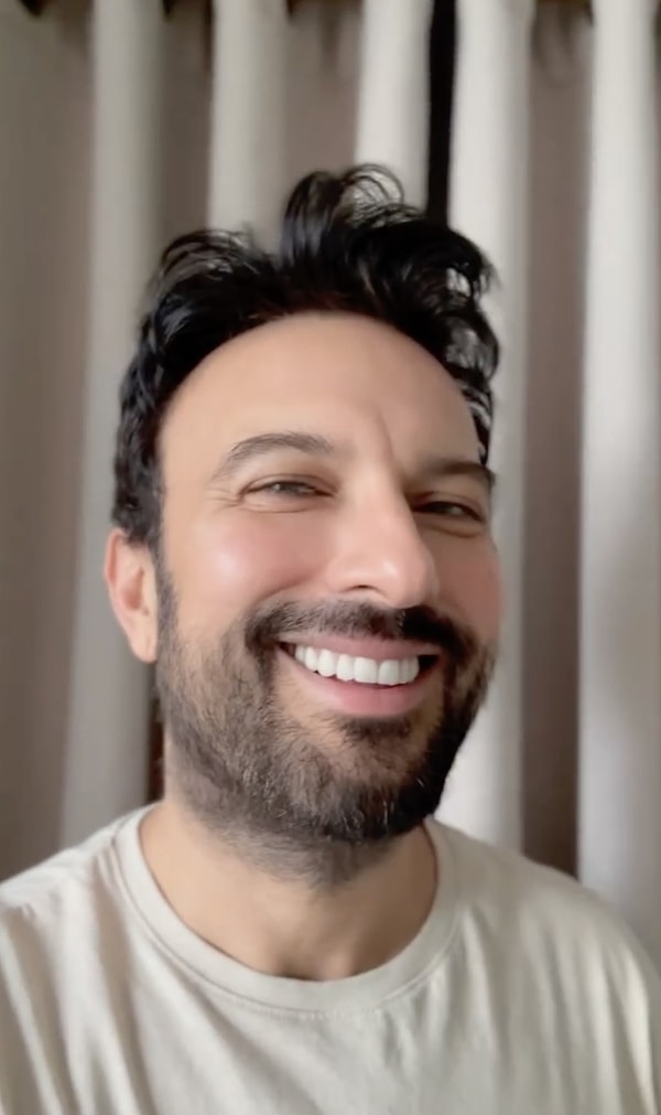 Yıllar önce gözlerini kısıp, sesini derinleştirerek sevenlerine seslendiği videosuyla gündemin göbeğine oturan Tarkan'ın "derin" duyuruları bir klasik haline geldi.