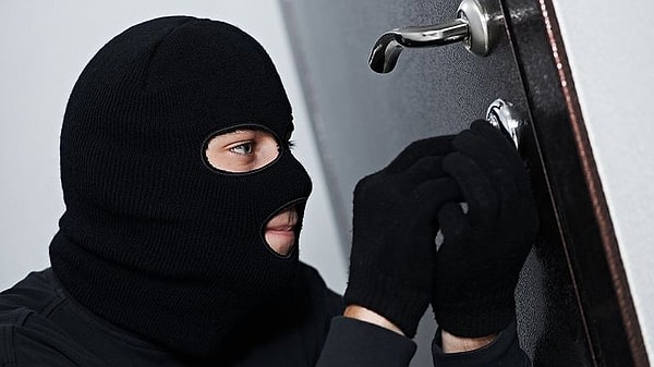 Hırsızın kimliği merak konusu oldu.