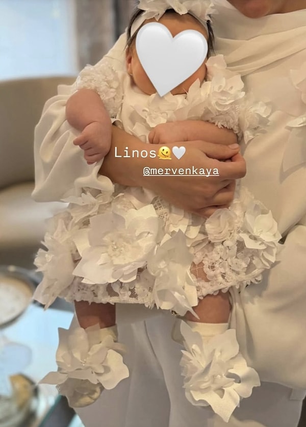 The first snapshot of Lina, who, within a few hours, had dolled herself up just like her grandmother and donned a designer dress for her very first invitation, has finally arrived!