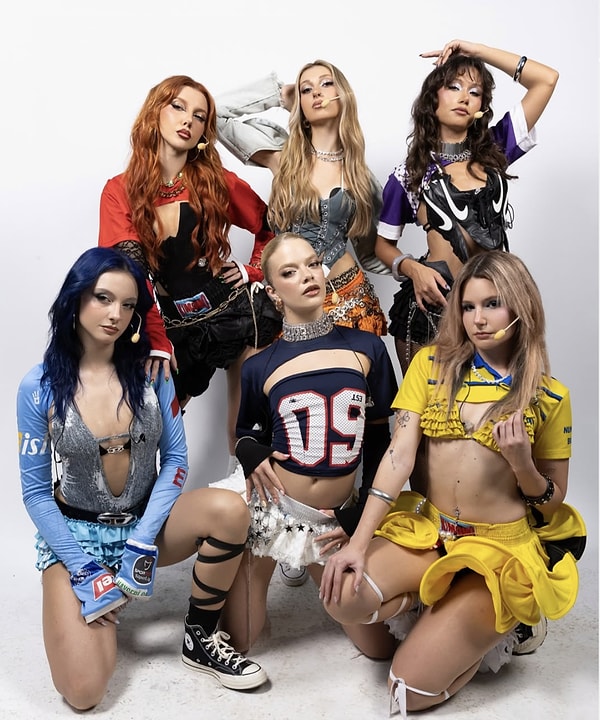 Among the most popular names of recent times are the six golden girls of the Manifest group: Mina, Zeynep, Esin, Lidya, Hilal, and Sueda.