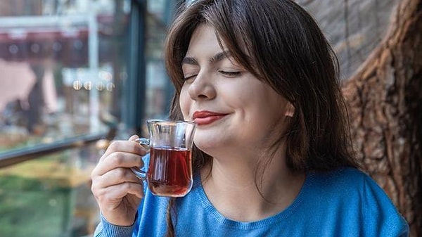 Mideniz için aç karnına çay içmeyin!