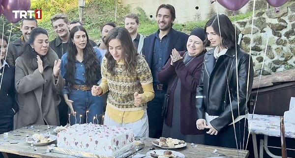 Taşacak Bu Deniz ekibi, dizinin Eleni'si Ava Yaman'a sürpriz doğum günü hazırladı.
