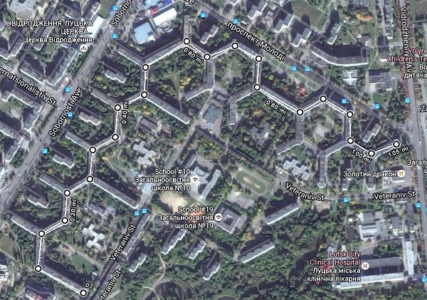 Yapının iç yapısı küçük bir ilçeyi aratmayacak kadar büyük, yaklaşık 10 bin kişi aynı yapı kompleksinde yaşıyor.