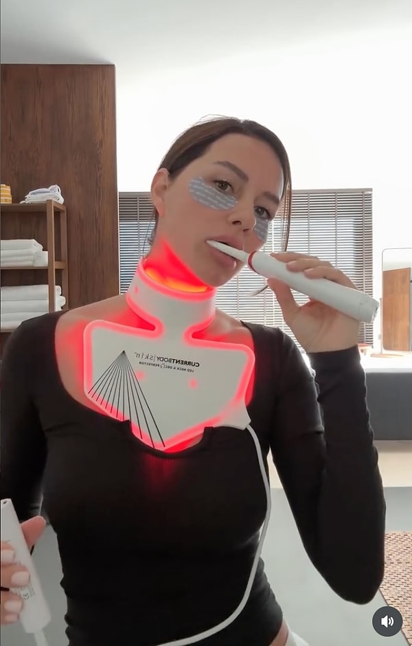 Son olarak, “Gerçek sabah rutinim değil tabii ki :) Bugün evren beni sağdan kaldırdı, ben de kıyamadım :)” notuyla bir video paylaşarak soğuk terapi için “Matcha Ice”, maske içinse matcha + bal + su karışımı kullandığını paylaştı.