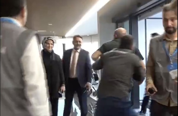 Zorla sakinleştirildi.