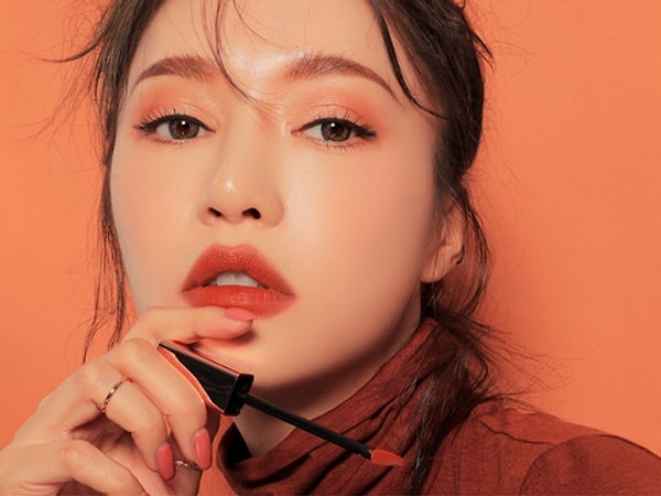 Sıcak tonlu, bronz ve canlı makyaj stili yüzünün enerjisini en iyi şekilde ortaya çıkarıyor!