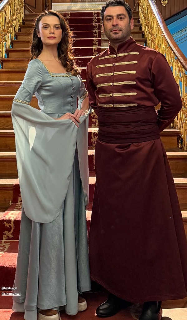 Sinem Ünsal ve Ozan Akbaba’nın kostümlü bir pozu sosyal medyada gündem oldu.