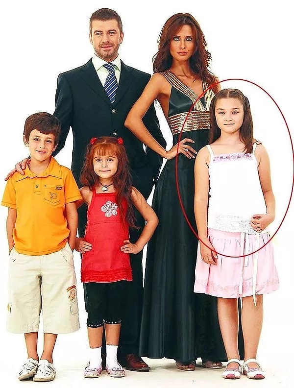 Bez Bebek’te “Yağmur”u oynayan Asena Keskinci, sosyal medyada paylaştığı videolarda çocukken sette başrol Evrim Akın’dan hem psikolojik hem fiziksel şiddet gördüğünü iddia etmişti.