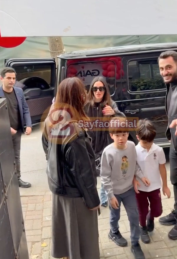 Aslıhan Doğan Turan'ın oğullarıyla birlikte katıldığı bir etkinlikte çekilen görüntüler, özellikle çocukların akıcı bir şekilde İngilizce konuşması nedeniyle sosyal medyada çok konuşuldu.