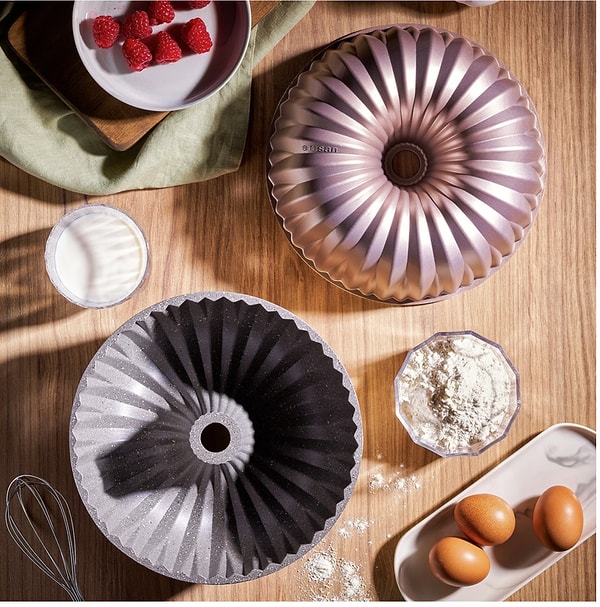 Emsan Griss Hardstone döküm kek kalıbı, mutfakta hem şıklığı hem de işlevselliği bir arada sunuyor.