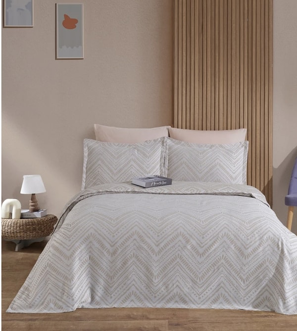 Elart Petra Keten Görünümlü Yatak Örtüsü Seti, çift kişilik yataklar için tasarlanmış.