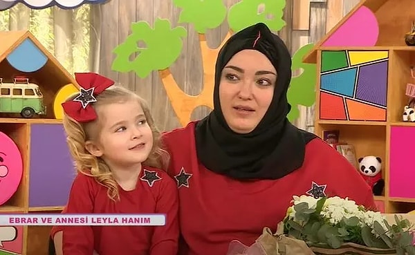 Çocuktan Al Haberi'nde "Kutu Bebek Ebrar" olarak bildiğimiz Ebrar Demirbilek'in annesi de olaya dahil oldu ve Evrim Akın'a destek paylaşımı yaptı.