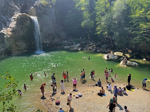 Yürüyüş rotasının sonunda Ilıca Şelalesi ziyaretçileri karşılıyor ve doğal bir görsel şölen sunuyor.