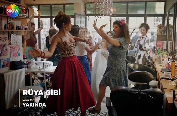 Seda Bakan ve Uğur Güneş’in başrolündeki Rüya Gibi dizisi, bir dönemlerin efsanesi olan Aile Arasında filmine benzetildi.