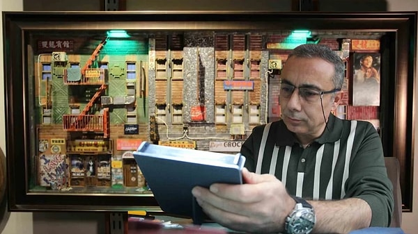 Minyatür ve diorama sanatına ilgisiyle tanınan Semerci, “Bu işe hobi olarak başladım, ancak zamanla profesyonelleştim. Evde başladım, emekli olduktan sonra iş yerimi açtım ve şimdi sabahları buraya geliyorum, akşam nasıl geçtiğini anlamıyorum” diyerek süreci anlattı.