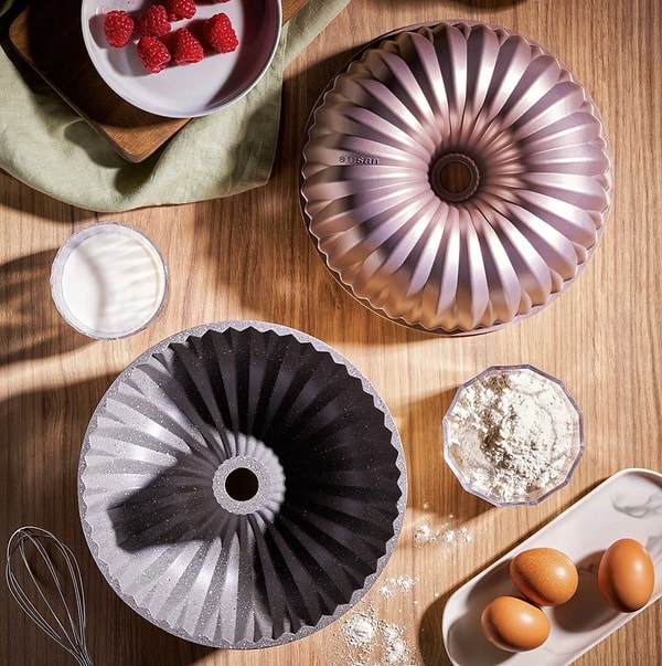 Emsan Griss Hardstone döküm kek kalıbı, mutfakta hem şıklığı hem de işlevselliği bir arada sunuyor.