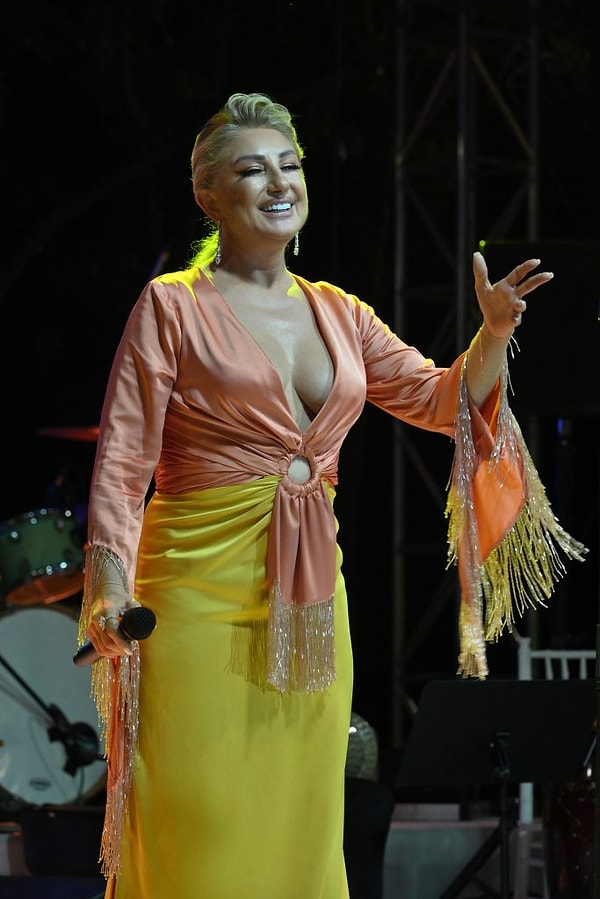 Hayatımıza gencecik bir kızken giren Muazzez Ersoy, şimdilerde Türk sanat müziğinin en güçlü seslerinden biri.