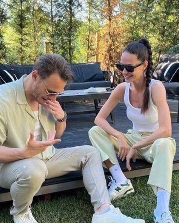 Çiçeği burnunda çiftimiz hayatına mutlu mesut devam ederken, bugün sosyal medyada dikkat çeken bir hadise yaşandı!