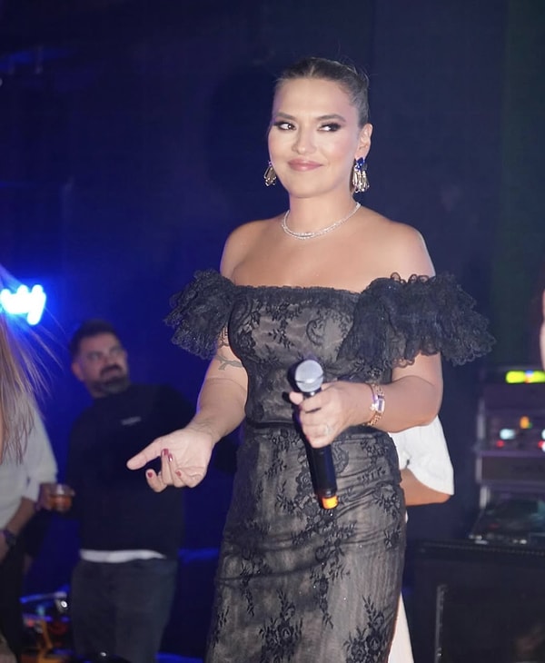 İmla ve yazım hatası denildiğinde akla gelen ilk isimlerden biri Türkçenin canını çıkarmaya ant içmiş kraliçe Demet Akalın biliyorsunuz!