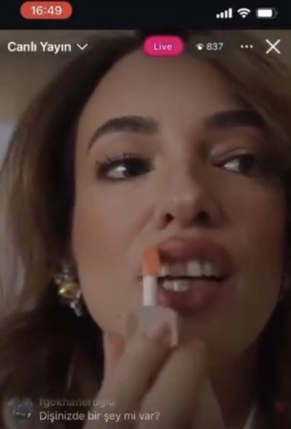 Peş peşe gelen yorumlardan da anlayacağınız üzere Seda Bakan'ın dişinin arasına takılı olan şey kullanıcıları alarma geçirdi.