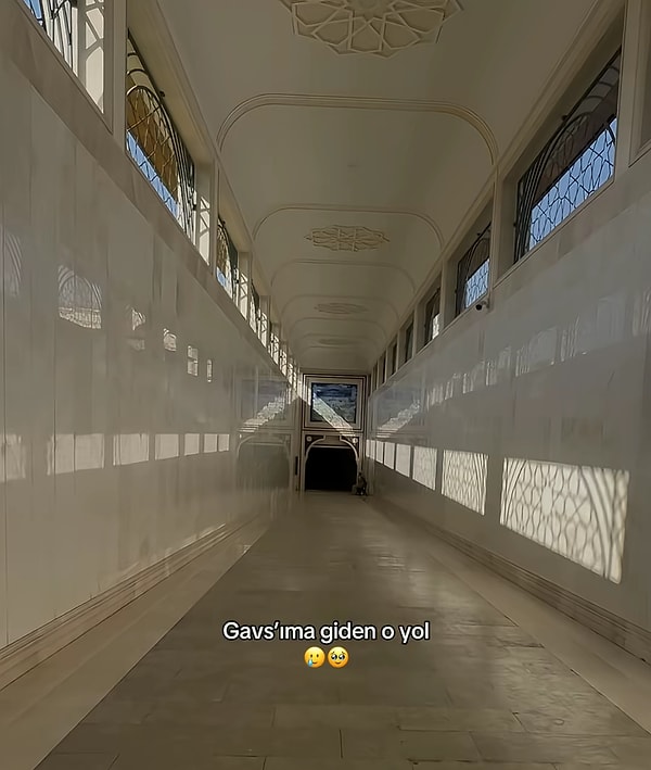 Caminin içinde cemaatin lideri için kullanılan Gavs'ın müritlerine kendisini gösterdiği yere giden koridor da bu şekilde.