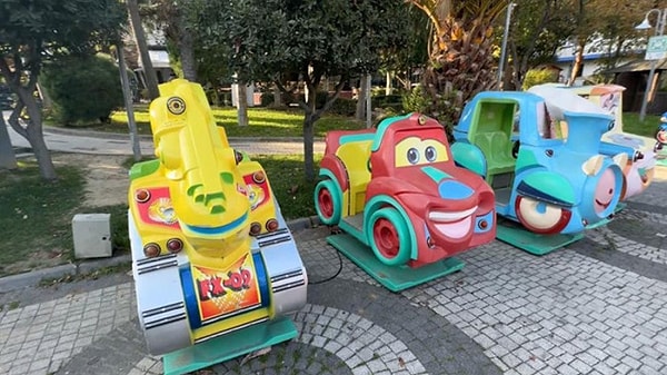 Bağcılar Hürriyet Mahallesi Malazgirt caddesinde bulunan Plevne Parkı'nda dört çocuğun elektrik akımına kapıldığı iddia edildi.