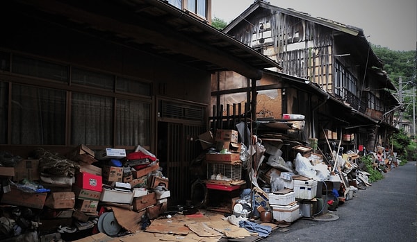Tokyo merkezli girişim Where Inc., binlerce çatı fotoğrafı üzerinde eğitilmiş yapay zeka teknolojisiyle eski ve bakımsız çatıları tespit ediyor.