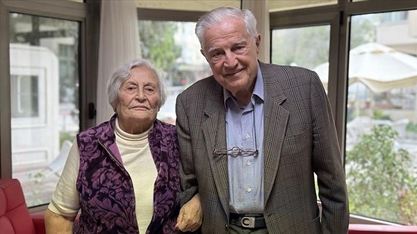 Balıkesir Eğitim Enstitüsü’nden mezun olduktan sonra Türkiye’nin dört bir yanında matematik öğretmenliği yapan Münevver Atayurt, 1983’te emekli oldu.