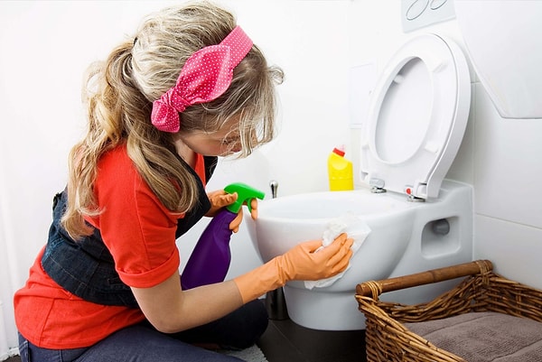 Birçoğumuz belki de hızlı ve zahmetsiz diye klozeti zaman zaman peçeteyle silebiliyoruz.