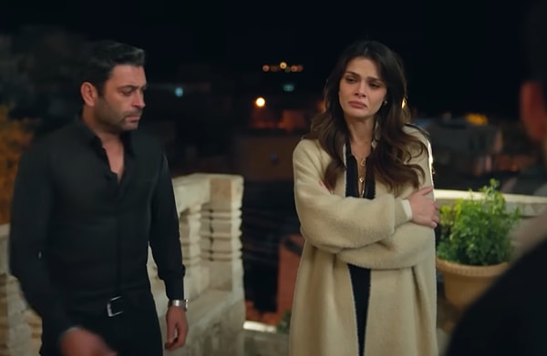 Alya’nın bu sahnede konağın içinde dolaşırken üstündeki uzun hırka eminim hepimizin gözüne takılmıştır.  Bu şık hırka Olcay markasından!