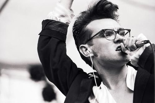 Morrissey ve o meşhur "işitme cihazı" estetiği...
