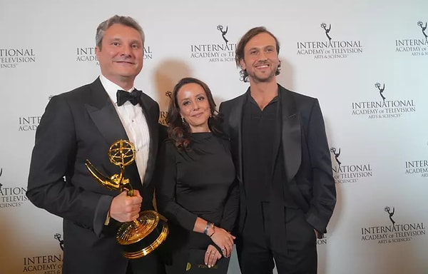 Deha dizisi Uluslararası Emmy Ödülleri'nde "En İyi Pembe Dizi (Telenovela)" kategorisinde ödüle layık görüldü.