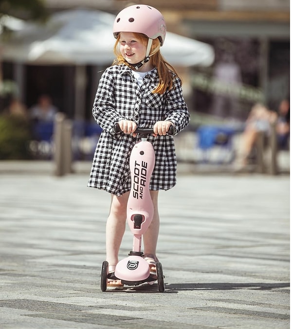 Bugün Amazon’da indirime giren 3 tekerlekli çocuk scooter, hem güvenli yapısıyla hem de uzun süre kullanılabilen tasarımıyla küçük çocuklar için harika bir seçenek.