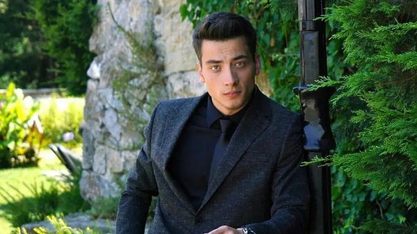 Uzak Şehir dizisiyle geniş bir hayran kitlesine ulaşan Atakan Özkaya, bu kez dizideki performansıyla değil, özel hayatına dair ortaya atılan iddialarla gündeme geldi.