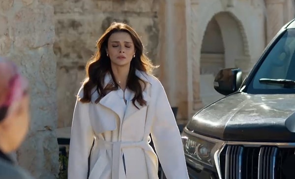 Alya’nın bu zarif kombinindeki yün ekru paltosu Academia markasından!