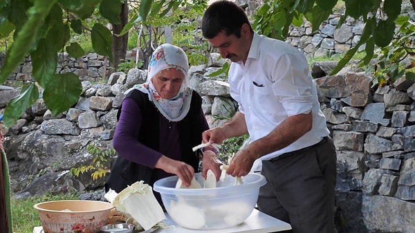 Uzundere'nin Çağlayan Mahallesi'nden Ömer Faruk Özgelen gibi ustalar, ailesinden öğrendikleri bu kadim peynir yapımını nesilden nesile aktarmaya devam ediyor.