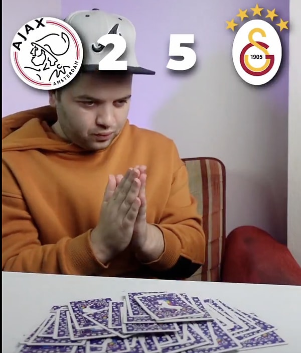Kendi tarzıyla skor tahminleri yapan fenomen Galatasaray'ın 3-0'la geçtiği Ajax deplasmanındaki gol farkını bilmişti.