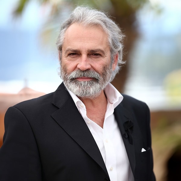 Renowned actor Haluk Bilginer, one of the most esteemed artists of our country, has been a figure of discussion for years due to his noble and gentlemanly demeanor.