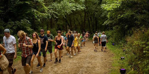 Kendi memleketinde bir müzik festivali başlattı.
