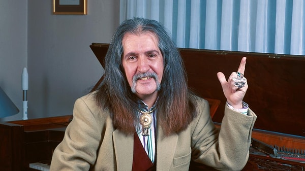 Ağa, ayın belli günleri şehre iner, esnafı tek tek dolaşır ve "Sarı çizmeli Mehmet Ağa bir gün öder hesabı" sözünün hakkını vererek, kimin ne borcu varsa kapatır.