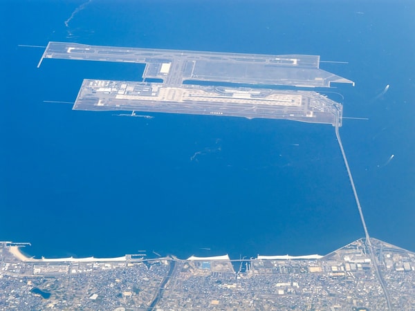 Yapay adanın deniz seviyesinden yalnızca birkaç metre yüksekte olması, havalimanının kırılganlığını artırıyor.