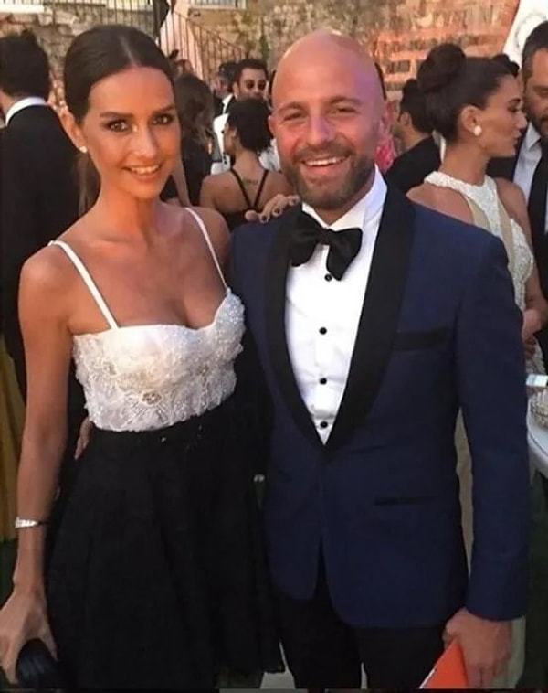 İş insanı İzzet Özilhan ile 14 yıl mutlu bir evlilik sürdüren ünlü oyuncunun 2012 doğumlu Emine ve 2013 doğumlu Ela isminde iki kızı bulunuyor.