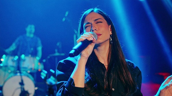 4. Nisan'ın düğünde söylemek istemediği ve olaylara yol açan şarkı hangisidir?